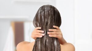 क्या बालों में ज़्यादा कंडीशनर लगाना बालों को नुकसान पहुंचाता है ?