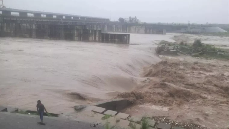 Delhi Flood Alert 760x428 1 दिल्ली में बाढ़ का अलर्ट: लगातार बारिश के बाद सीएम केजरीवाल ने बुलाई बैठक
