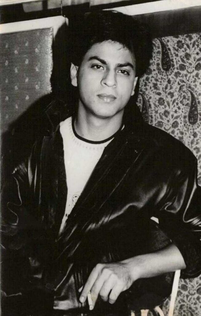 4Shah Rukh Khan looks dapper in this old pic शाहरुख खान - Shahrukh Khan