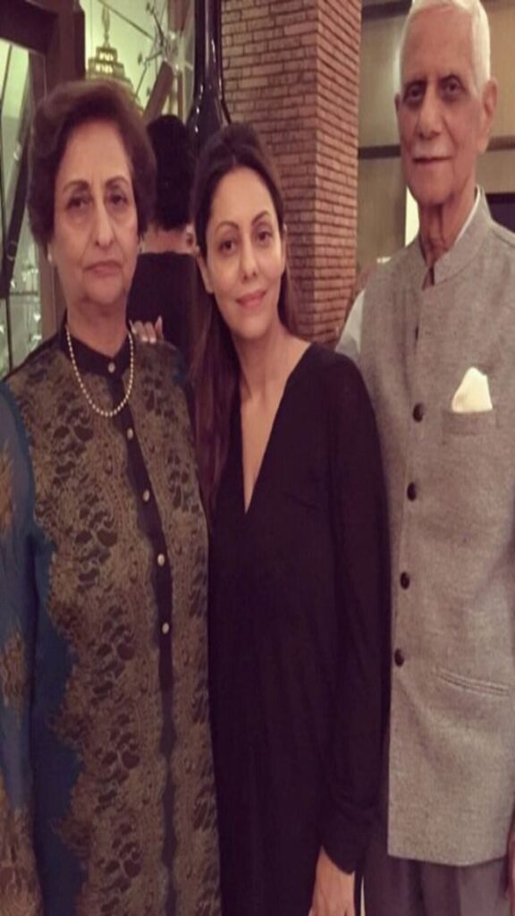 Gauri-Khan-with-her-parents (1)