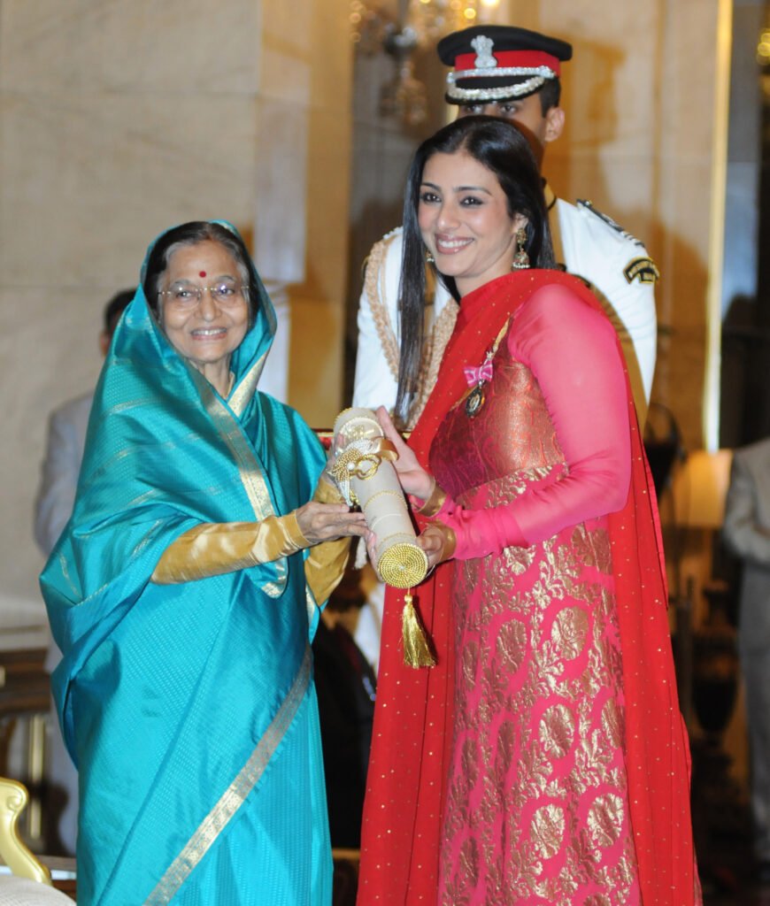 The President Smt. Pratibha Devisingh Patil presenting the Padma Shri award to Ms. Tabu at an Investiture Ceremony at Rashtrapati Bhavan in New Delhi on March 24 2011 तब्बू - Tabu जन्मदिन विशेष: 4 नवंबर