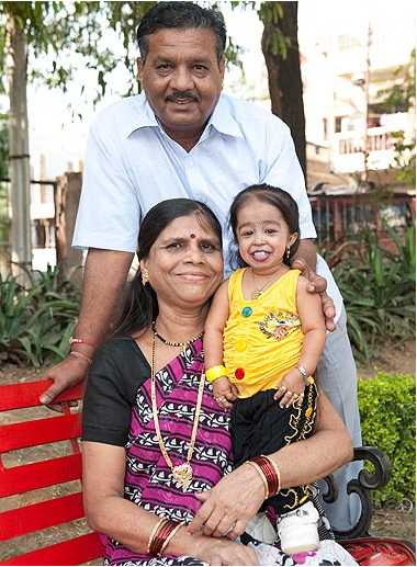 Jyoti Amge With Her Parents ज्योति आम्गे - Jyoti Amge