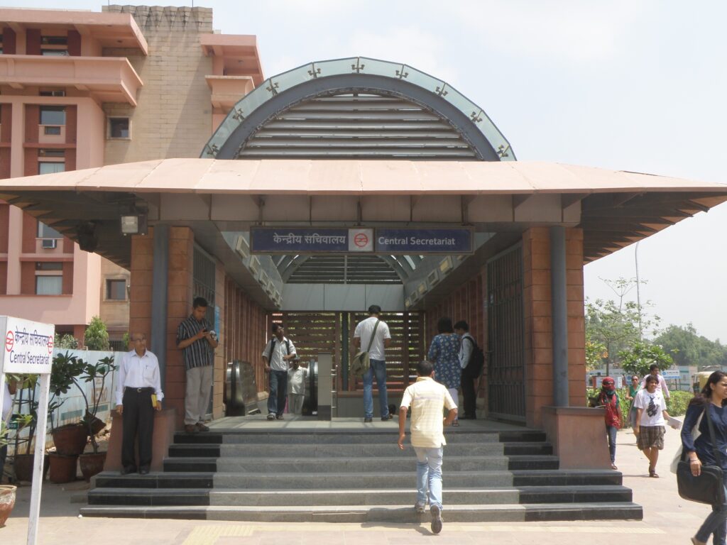 Central Secretariat metro station entrance अमृत उद्यान - कैसे जाएँ? नजदीकी मेट्रो स्टेशन और रजिस्ट्रेशन की प्रक्रिया 