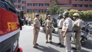 delhi noida schools bomb threat news दिल्ली-नोएडा के स्कूलों को बम से उड़ाने की धमकी